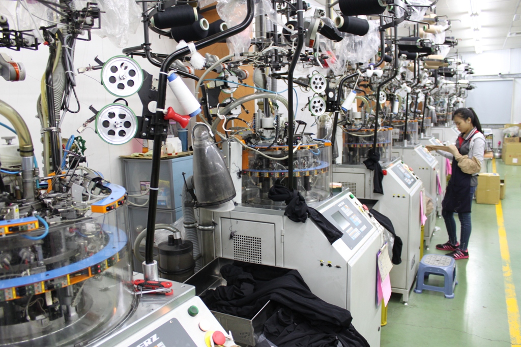 Pressure knitting machines