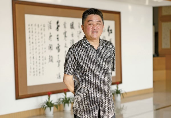 他,就是武汉中百百货董事长程军.