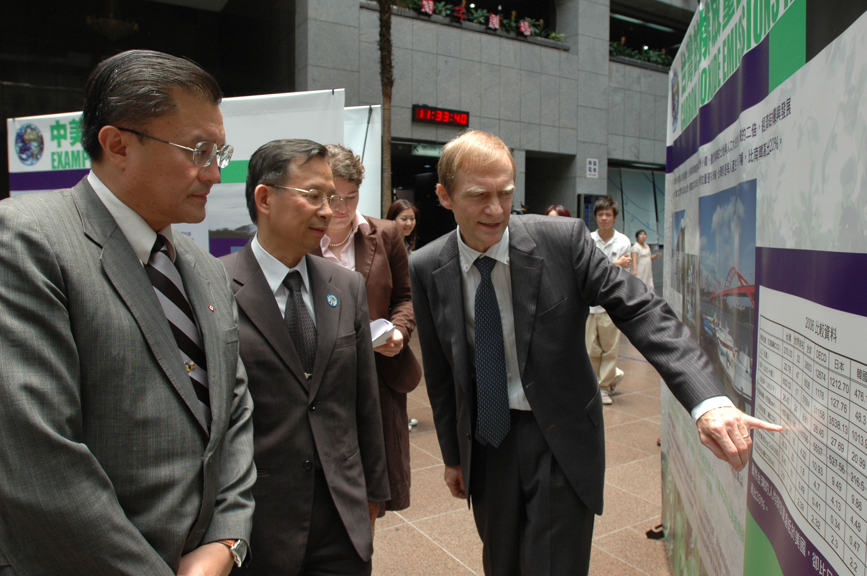 署长及台北市林建元副市长等贵宾一起为欧盟气候变迁展举行开幕仪式