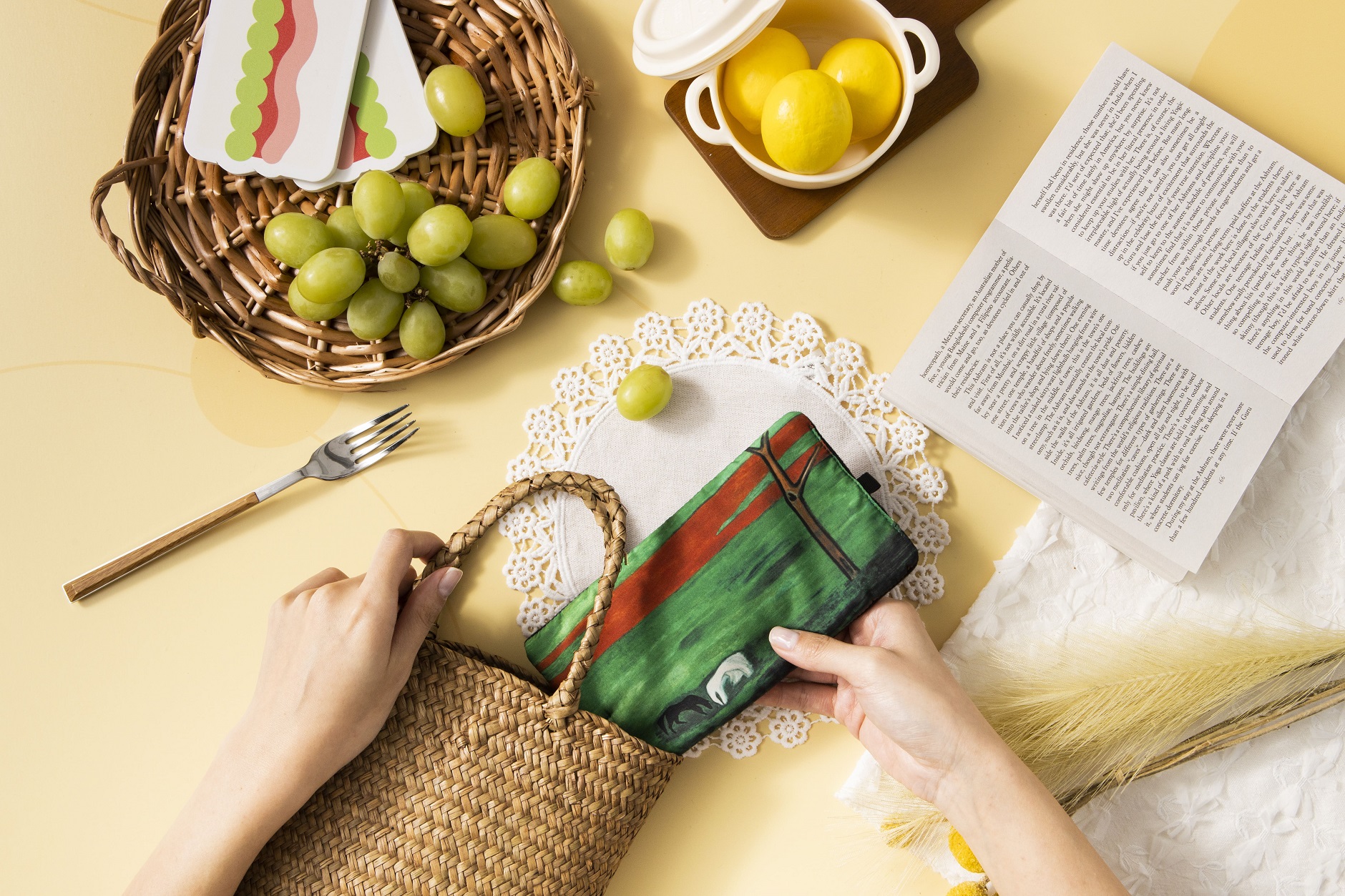 iQmax® Master Heating PadA Black Horse and a White Horse