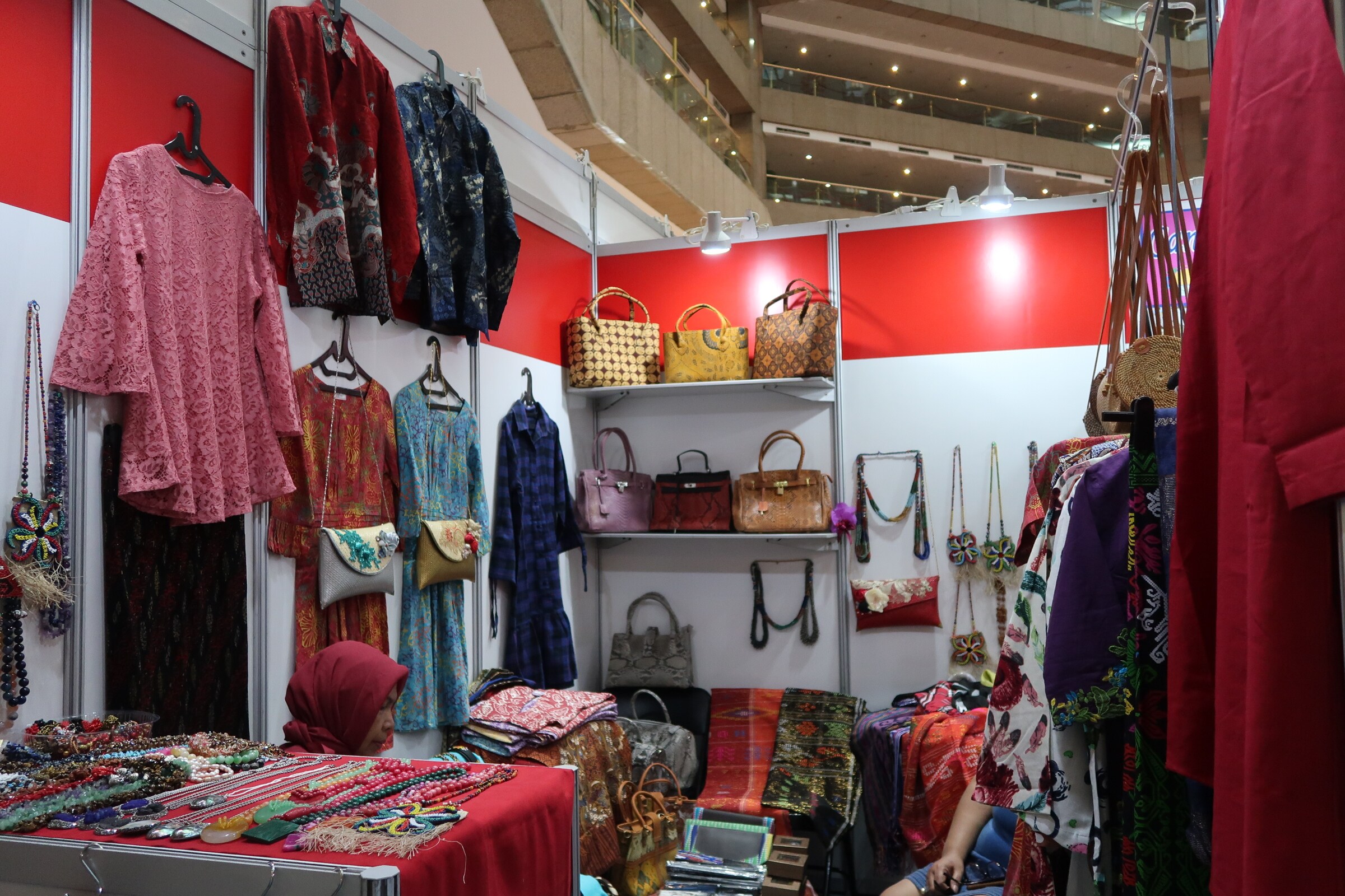 图说img_7730:印尼国家馆展出的batik服装.