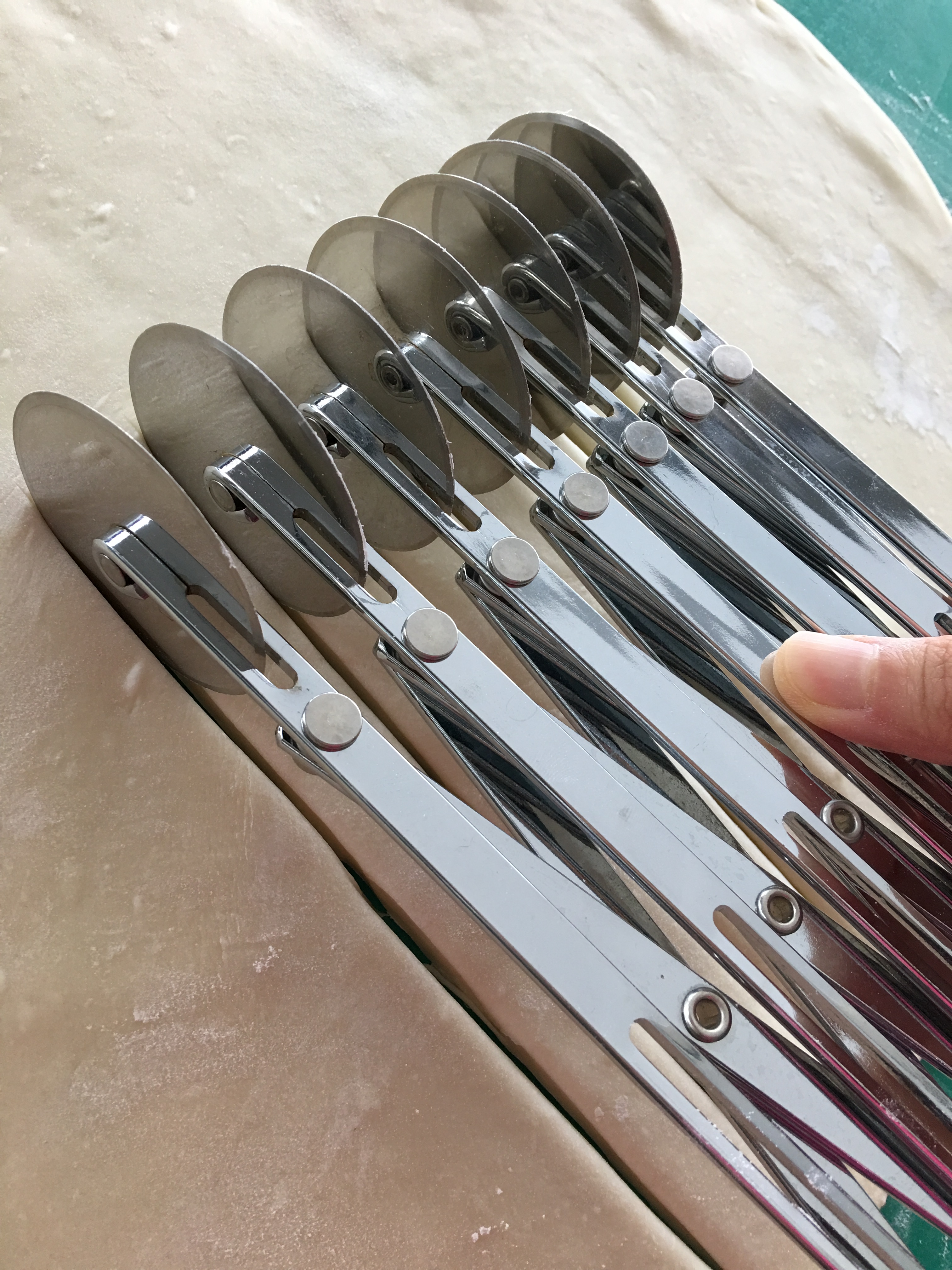 Best Seller Stainless Steel Multi Wheel Manual Dough Cutting Tools