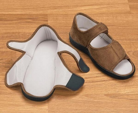 BROWN ADJUSTABLE MEMORY FOAM SLIPPERS