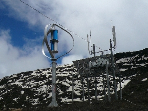 Vertical axis small wind turbine