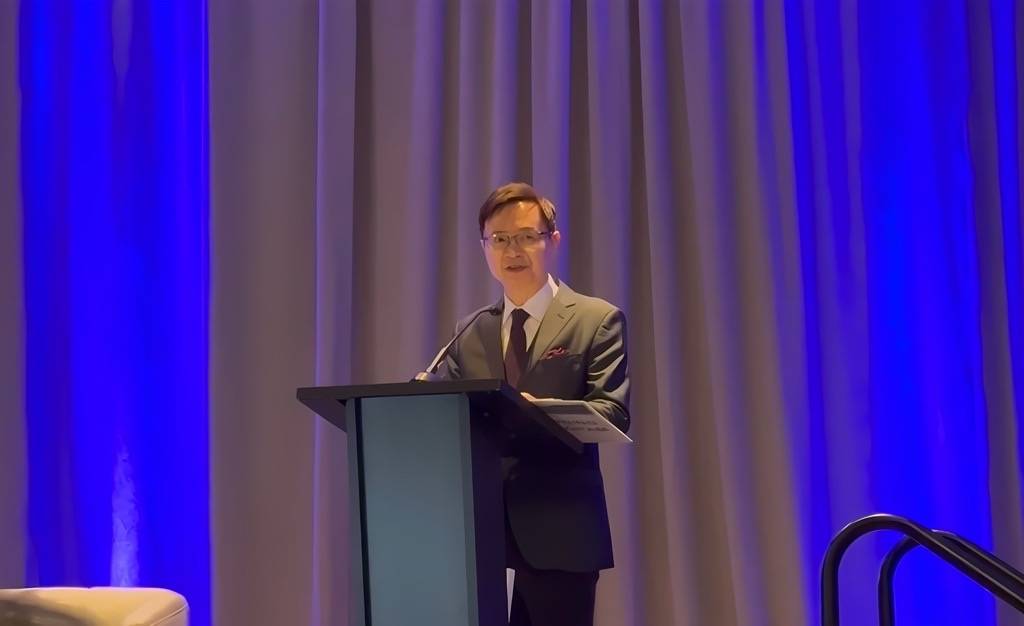 貿協董事長黃志芳在的亞利桑那人工智慧及半導體全球論壇代表臺灣代表團致詞。