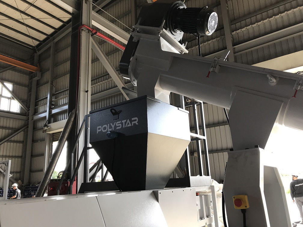 Hard Plastic Regrind Hopper feeding recycling machine