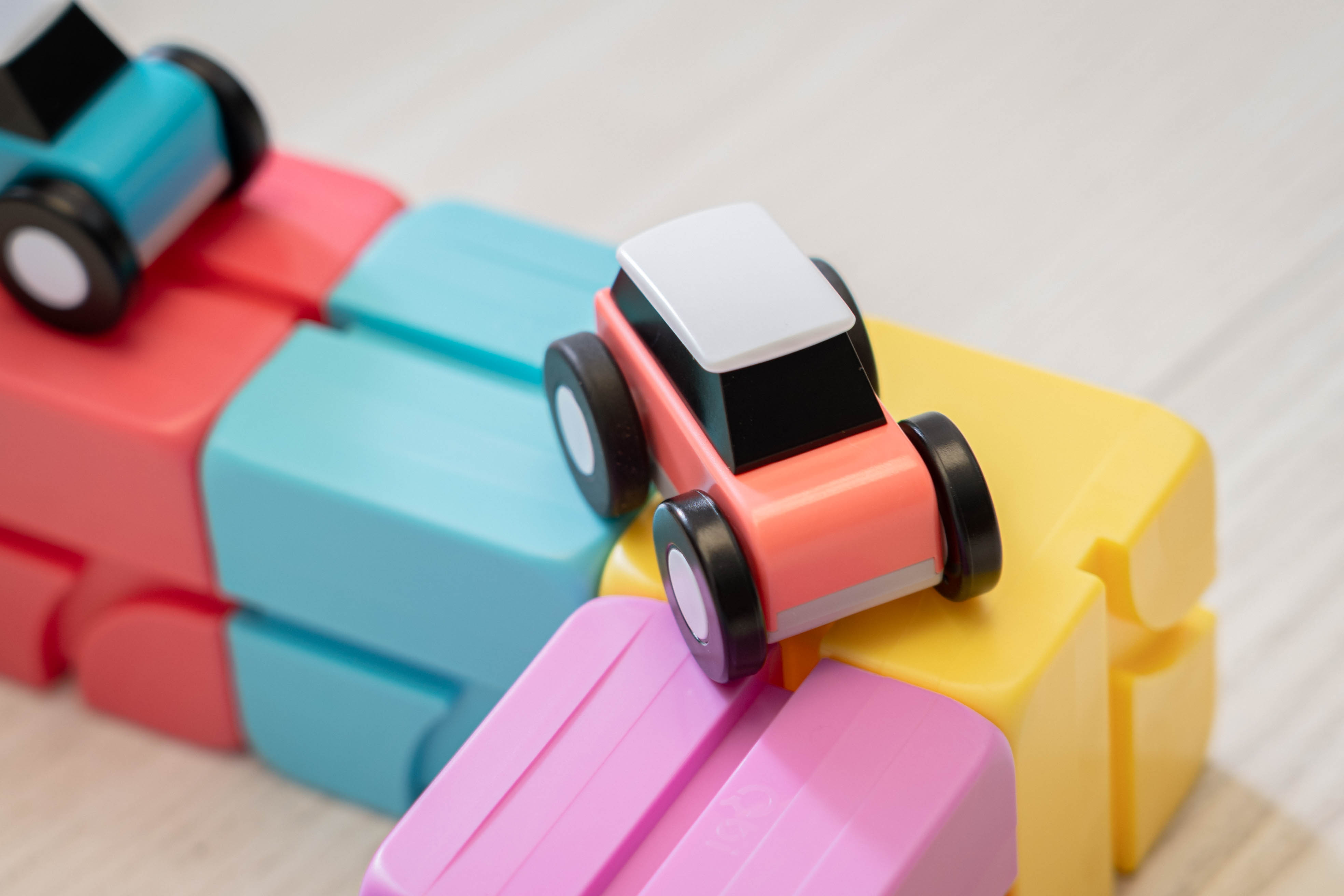 Qbi Magnetic Cubes マグネティック キューブ キッズプラス Amazon.com: QBI Magnetic Building Blocks Car Track Set