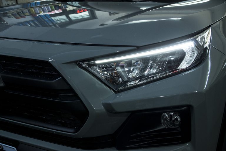 トヨタ RAV4: LED ウィンカーバルブを簡単に取り付ける