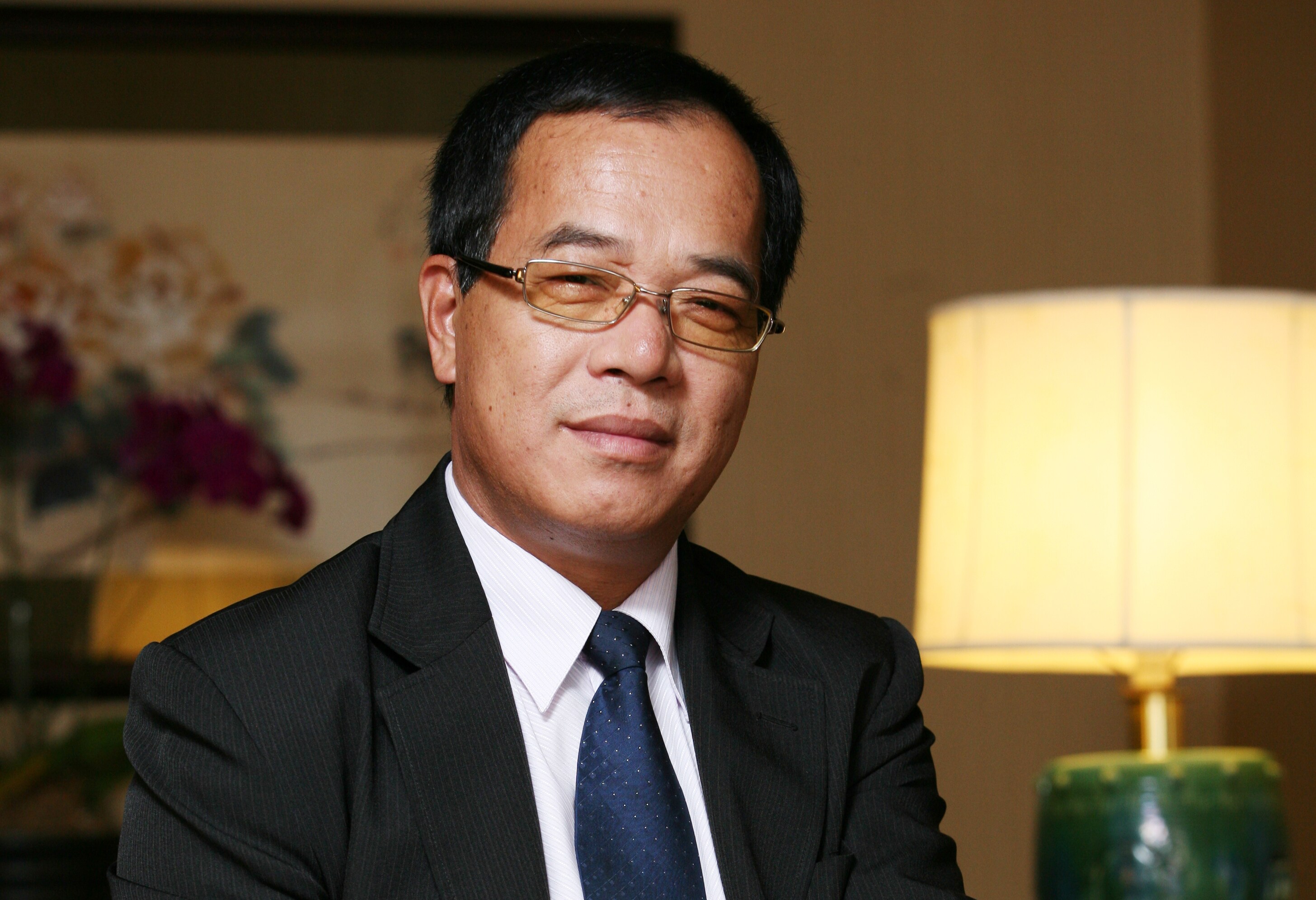 公司董事长的陈明福,运用杜甫「安得广厦千万间,大庇天下寒士俱欢颜」