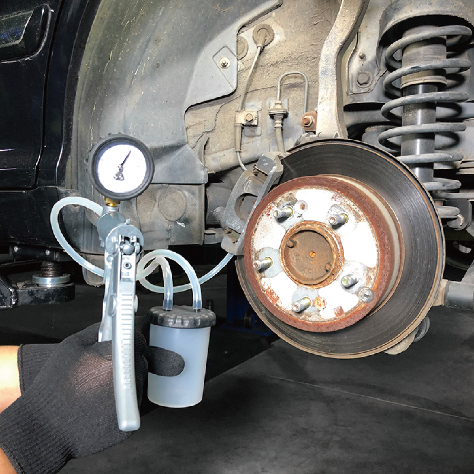 Oneperson Operation Brake Bleeder Tool with a Vacuum Pump and