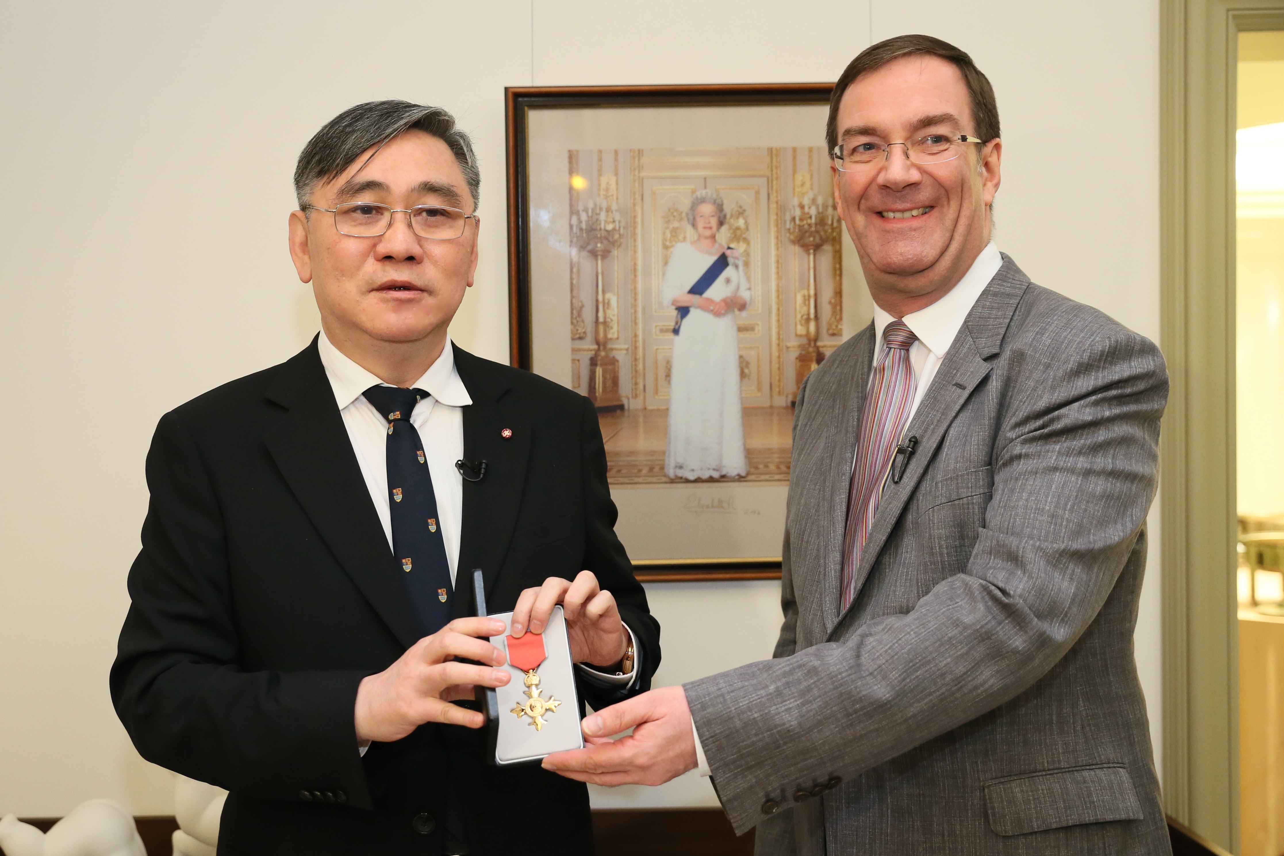 赞助研究与教育贡献卓越 王文洋获颁大英帝国官佐勋章