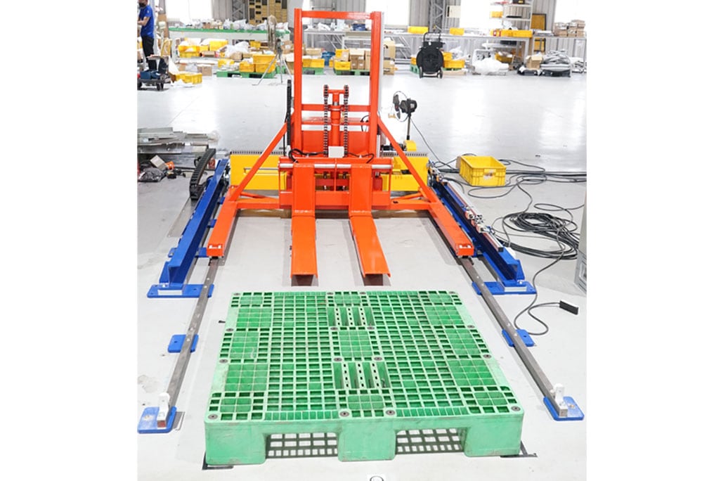 Fork type lifter (AGV automatic loading and unloading operation ...
