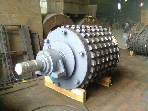 Double rolls breaker, sinter plant equipment, breaker