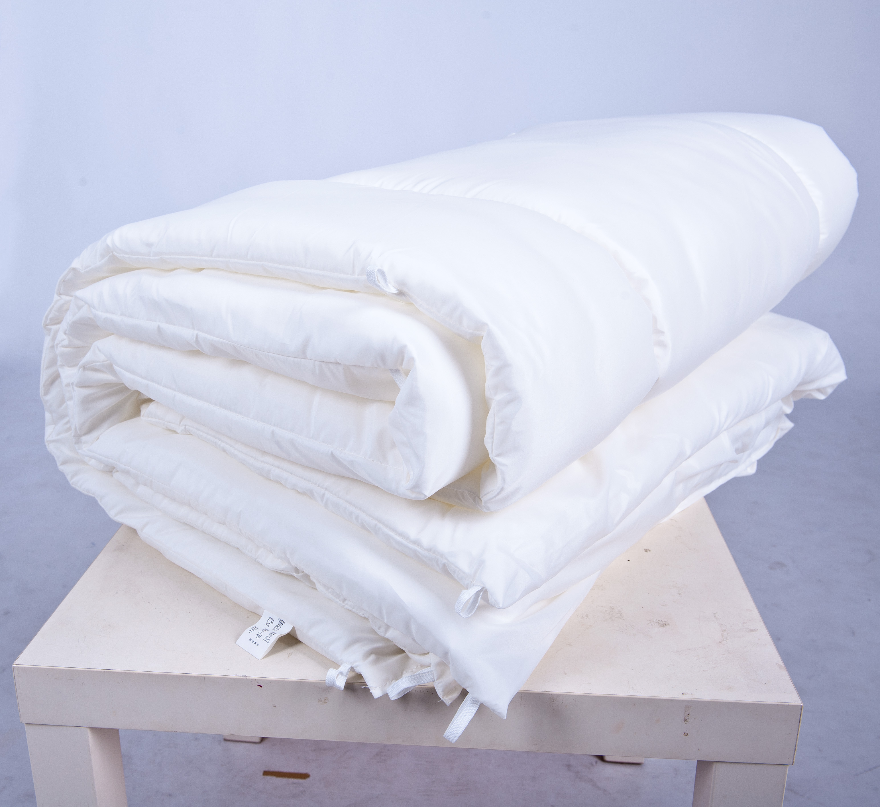 Hypoallergenic Light ComforterTemperature Control and MoistureWicking