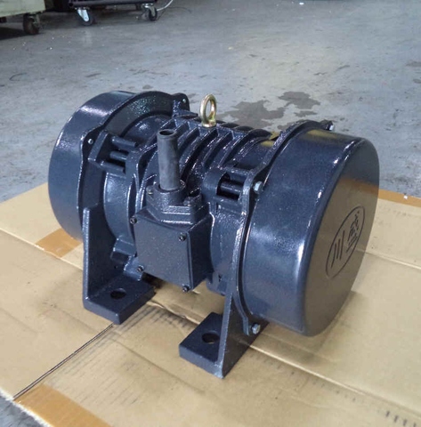 CSV Electric Vibration Motor Vibrator 1.5 HP(1100W) 2500 KgF 4 Pole (1800/1500RPM) Sifting Conveyor Casting Screening  Machine