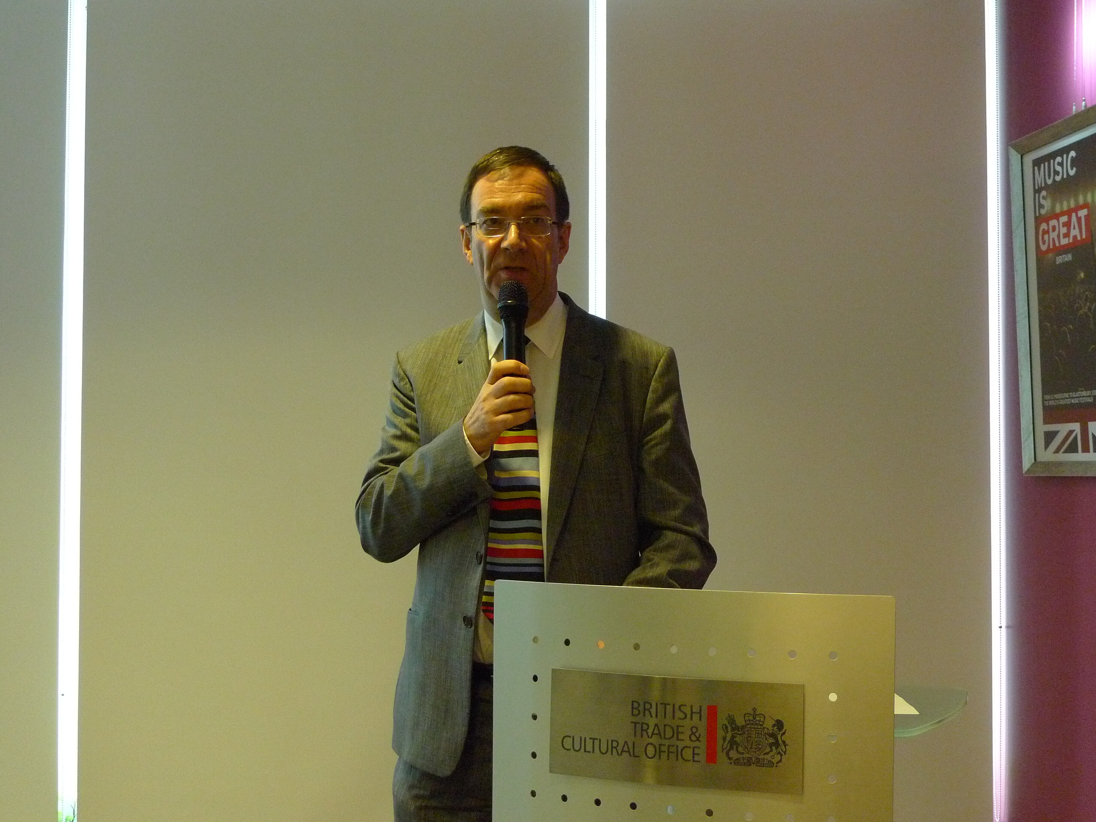 胡克定力促进台英双边交流