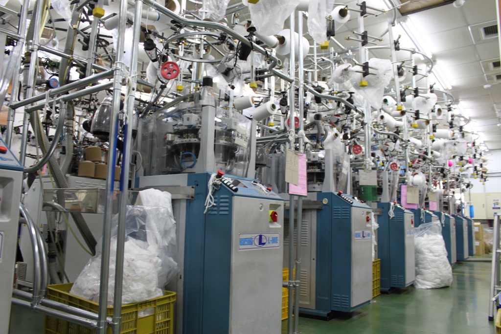 Pressure knitting machines