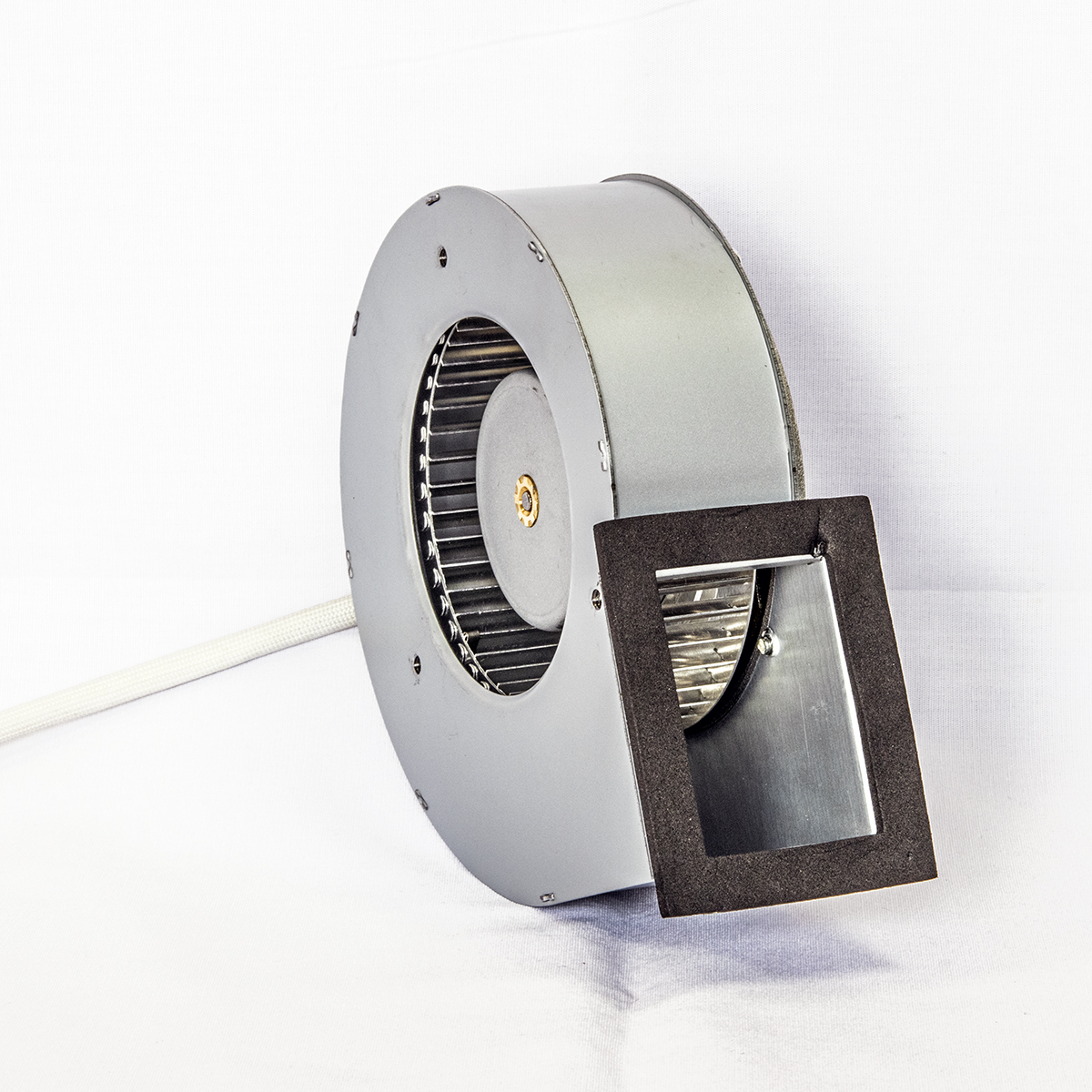 Low noise extractor fan